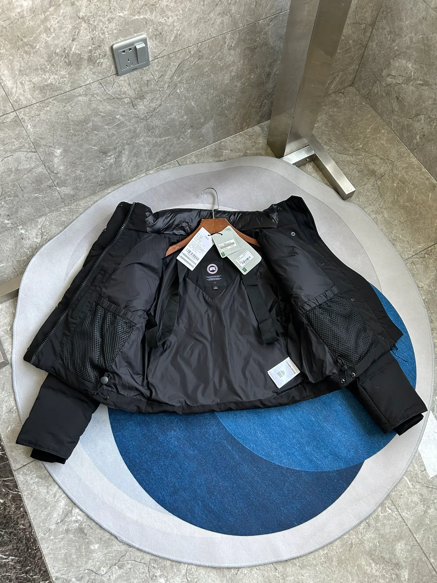P880 E2266WB Grandview black label short jacket down jacket. Constructed from Arctic Tech recycled fabric®, it features a cinchable hem for sleek styling and storage. Color: black. Size: XS S M L XL.